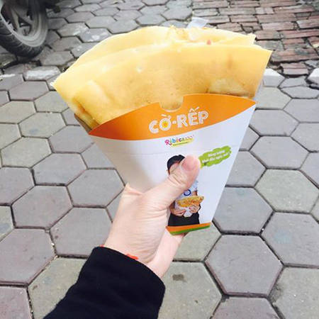Bánh crepe tại phố ẩm thực Hàm Long to, giòn rụm, thơm phức với các vị như jambon phô mai, gà hun khói, xúc xích phô mai. Giá 35.000 đồng kèm phục vụ nhiệt tình. Ảnh: Lê Quỳnh