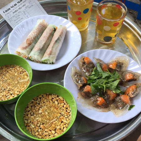 Bánh bột lọc tại phố ẩm thực Hàm Long nổi tiếng Hà Nội với vỏ dẻo thơm, nhân tôm thịt mộc nhĩ, chấm nước chấm chua cay ngọt. Giá 35.000 đồng một đĩa. Ảnh: Thư Thỏ
