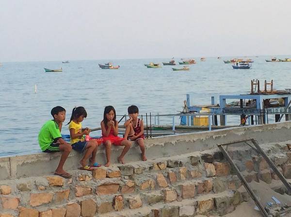 Trẻ em làng chài Hàm Ninh - Làng chài Phú Quốc