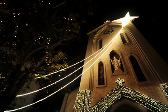 Địa điểm đi chơi Noel ở Hà Nội - Nhà thờ Hàm Long lãng mạn