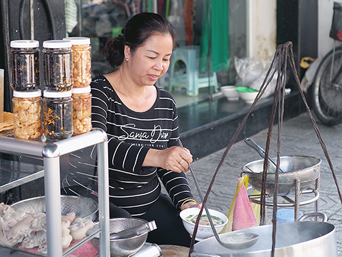 Chủ quán bánh canh bột gạo hiện tại là đời thứ ba đứng bếp