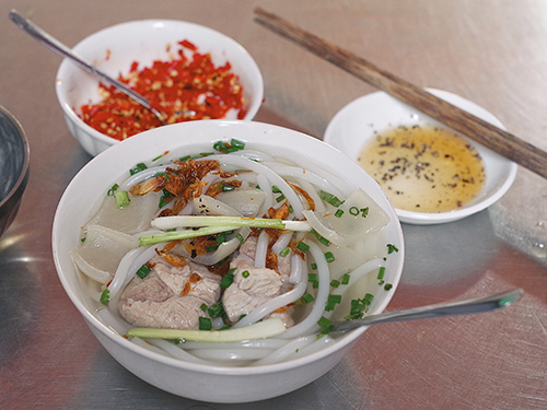 Suất bánh canh bột gạo được nhiều khách đánh giá đầy đặn