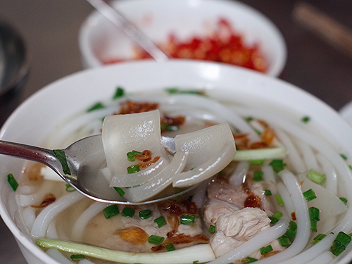 Những miếng da heo ăn kèm bánh canh bột gạo được chế biến kỹ