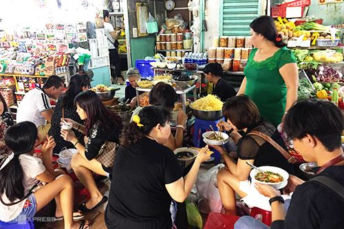 Góc hàng bánh canh chợ Bến Thành thu hút đông thực khách mỗi buổi chiều