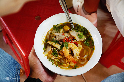 Tô bánh canh chợ Bến Thành đầy đủ có giá 50.000 đồng