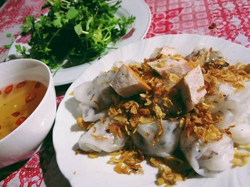 Đĩa bánh cuốn nhân thịt ăn kèm với chả quế có giá 20.000 đồng, mức giá trung bình như ở nhiều nơi khác. Ảnh: Phiêu Linh