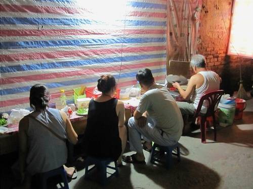 Những lúc khách đông, quán sẽ phục vụ hơi chậm do chỉ có mình ông cụ bán hàng. Ảnh: Phiêu Linh