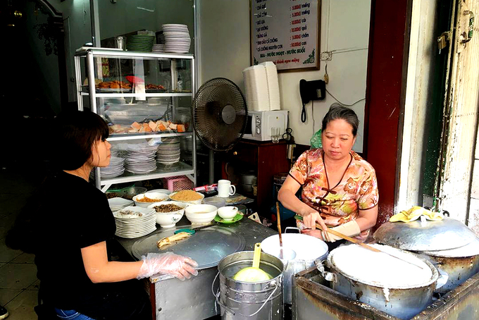 Nằm ngay mặt tiền phố Hàng Gà, quán ăn mở cửa từ năm 1973 này có không gian khiêm tốn. Ảnh: Déborah Bailet.