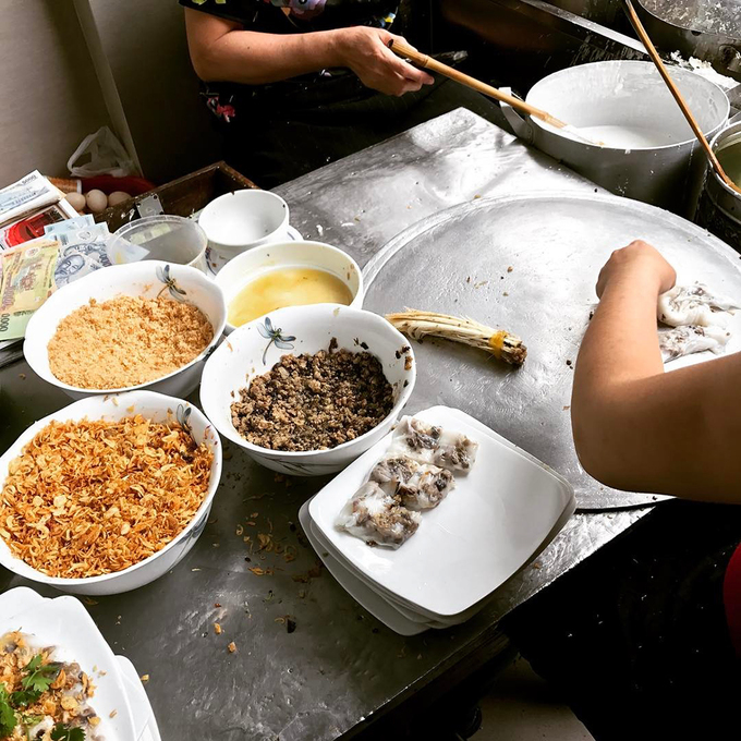 Hiện tại, hàng này phục vụ 3 loại nhân: thịt lợn, thịt gà và tôm tươi. Bánh được tráng nóng tại chỗ, được nhiều khách đánh giá đều tay, mỏng nhưng không bị rách. Ảnh: @twisted_sr.