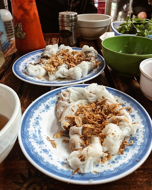 Chủ hàng chia sẻ, gạo để làm bột phải là loại gạo ngon, trắng ngần. Độ dẻo được đảm bảo nhờ cách pha, phân chia lượng nước và bột với một tỉ lệ hợp lý. Ảnh: Betty Nguyen.