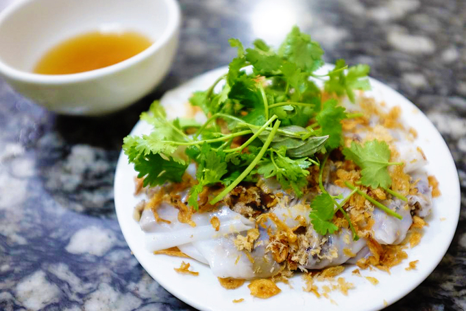Trên chuyên trang du lịch TripAdvisor, địa chỉ này nhận được khá nhiều nhận xét. Du khách Tây Ban Nha Camila chia sẻ: "Nếu bánh cuốn là món yêu thích của bạn thì địa chỉ này là nơi nhất định bạn phải đến một lần".  Tuy nhiên một số người vẫn phàn nàn vì chờ quá lâu, quán chật, thiếu chỗ đỗ xe, giá cao hơn các quán bình dân khác. Ảnh: Desmond Tie.