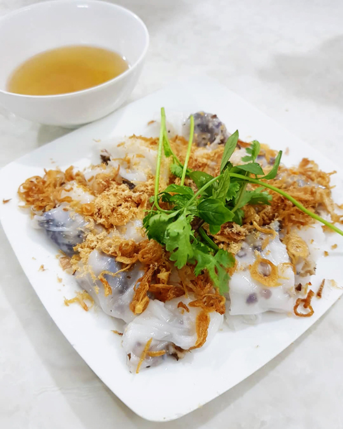 Nếu như một phần bánh cuốn nhân thịt lợn có giá 35.000 đồng và nhân thịt gà giá 45.000 đồng, đĩa bánh nhân tôm tươi đắt nhất với giá 50.000 đồng. Đĩa bánh mang ra lúc nào cũng nóng hổi, phủ lớp hành phi, ngò rí bên trên. Ảnh: Lily Khumrungroj.