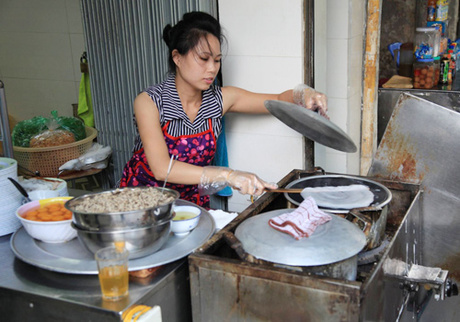 Nhiều hàng bánh cuốn vẫn giữ cách tráng bánh truyền thống.