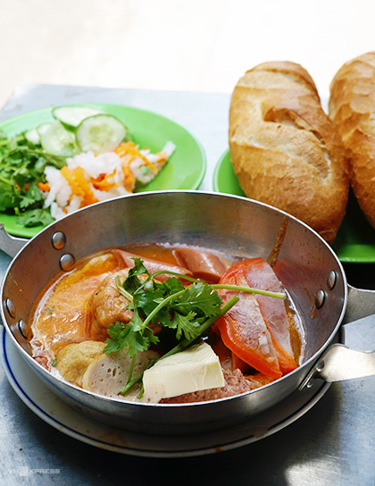 Giá bánh mì chảo Sài Gòn chỉ khoảng 40.000 đồng mỗi suất