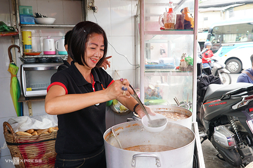 Chị Trúc một tay gây dựng quán bánh mì xíu mại Đà Lạt