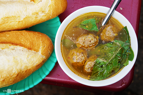 Suất bánh mì xíu mại Đà Lạt có giá trung bình 20.000 đồng