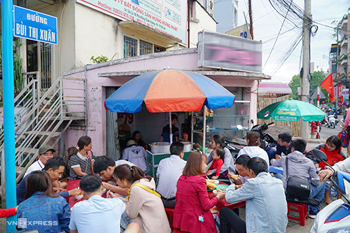 Quán bánh mì xíu mại Đà Lạt mở cửa từ 6h sáng đến khi hết hàng