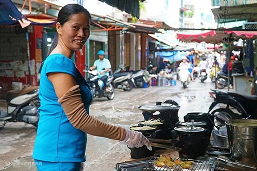 Gian bếp nhỏ quán bánh xèo Sài Gòn của chị Sương nằm trong hẻm