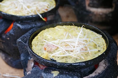 Bánh xèo Sài Gòn khi phục vụ luôn nóng giòn