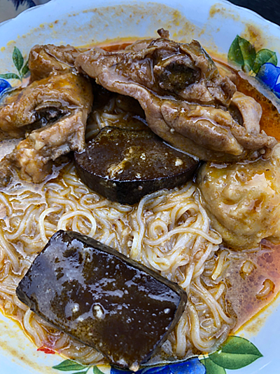 Tô bún cà ri Tân Châu với màu sắc vị và độ sệt đặc trưng