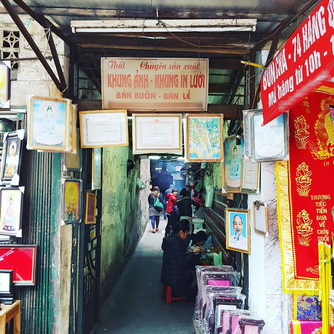 Bún chả ở ngõ 74 Hàng Quạt là địa chỉ được nhiều người dân lẫn du khách check-in. Dù toạ lạc ở trong một con hẻm nhỏ, hàng bún vẫn tấp nập thực khách. Ảnh: Jim Too.