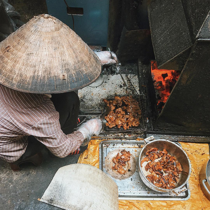 Thịt được nướng tại chỗ nên lúc nào cũng nóng, ai đi ngang đều ngửi mùi thơm nức. Ảnh: @hanguang.