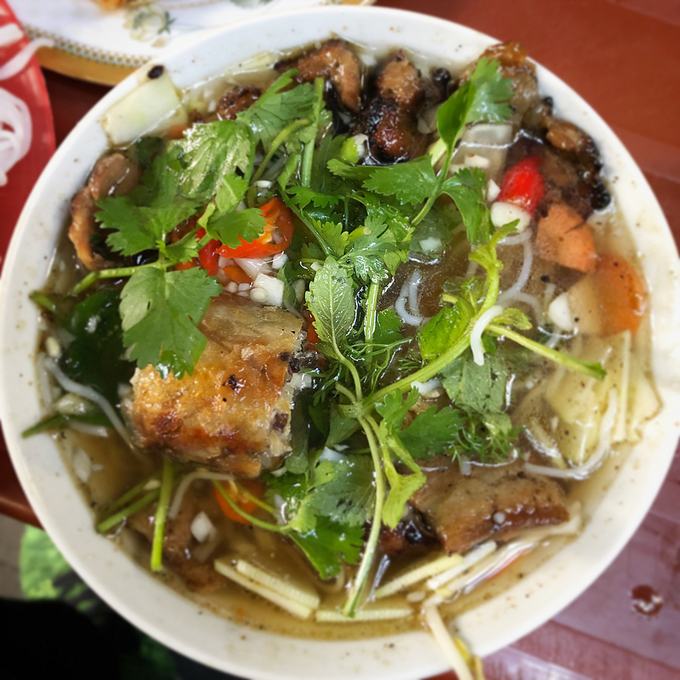 Nước chấm đậm đà, pha từ mắm, giấm, đường, nước lọc, tỏi ớt tươi băm nhỏ. Nó hòa trộn các vị mặn, chua, ngọt, cay và thơm mùi tiêu, ớt, tỏi. Ảnh: Robin.