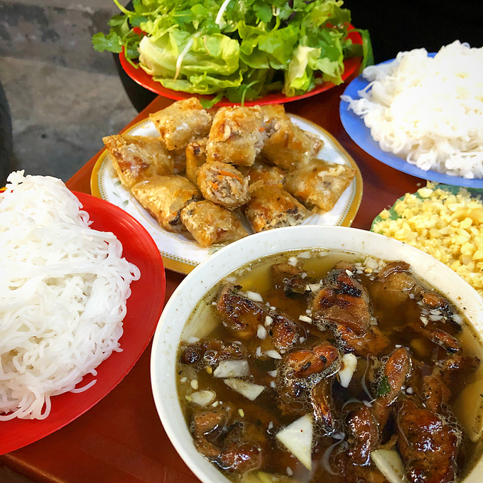 Một suất bún đầy đủ gồm bún rối, chả, nem nướng, thịt nướng... Khách có thể yêu cầu đồ ăn kèm theo sở thích. Rau sống có xà lách, húng láng, mùi ta, tía tô. Ảnh: Robin.