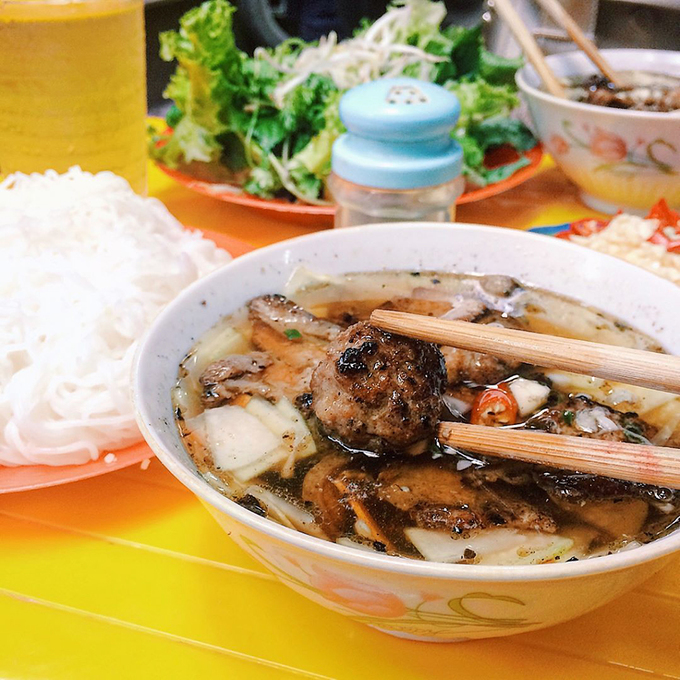 Miếng chả tại hàng này khiến người ăn nhớ lâu bởi thịt đủ cả nạc và mỡ. Chả nướng không bị khô mà mềm, ăn nhiều không có cảm giác ngán. Ảnh: @fuongsfood.