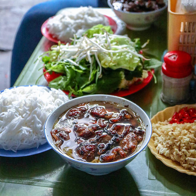 Mỗi suất bún chả dao động trong khoảng 20.000 - 45.000 đồng. Bát bún lẫn (viên và miếng) được nhiều người lựa chọn hơn hẳn. Ảnh: Darrel W.