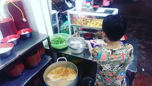 Khu phục vụ lộ thiên của bún riêu cua Hoàng Kỳ khiến khách yên tâm về độ sạch sẽ