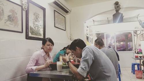 Không gian tầng hai của bún riêu cua Hoàng Kỳ đủ chứa thêm khoảng 30 khách