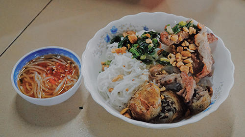 Suất bún thịt nướng Xóm Chiếu đầy đủ có giá 28.000 đồng. Ảnh: Di Vỹ.