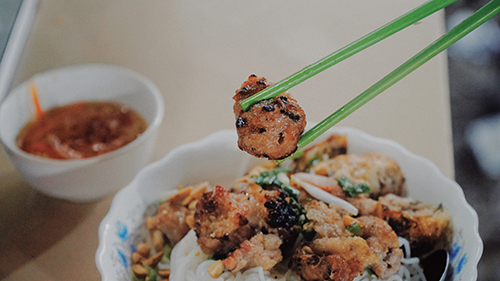 Thịt và nem nướng bún thịt nướng Xóm Chiếu rất vừa miệng. Ảnh: Di Vỹ.