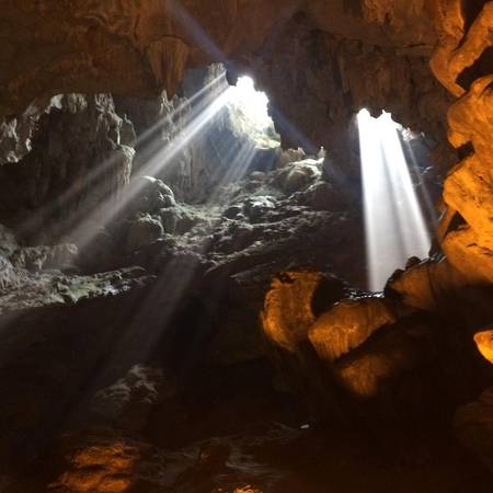 Khám phá hang động Vịnh Hạ Long