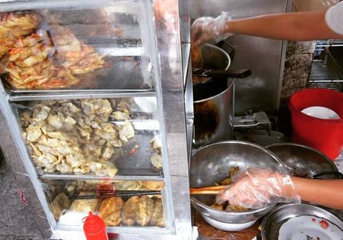 Quầy bánh ba ngăn vơi dần chỉ sau gần hai tiếng bán hàng
