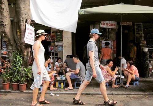 Chiều chiều, ăn há cảo ở vỉa hè con phố nhộn nhịp khu phố cổ