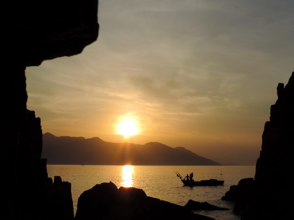 Hoàng hôn nhuộm đỏ bãi đá Hang Heo Nha Trang