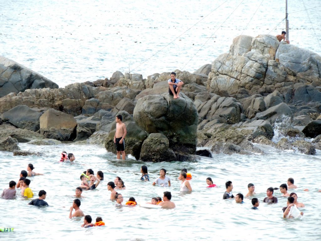 Hoạt động dã ngoại vui chơi tại bãi đá Hang Heo Nha Trang