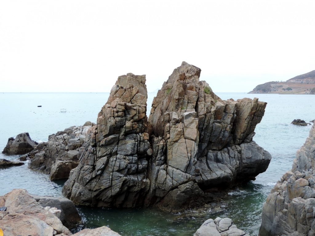 Vẻ đẹp hùng vĩ của khối đá khổng lồ tại Hang Heo Nha Trang
