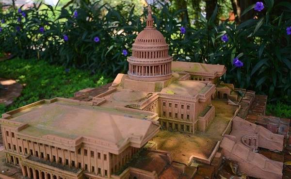 Tòa nhà quốc hội Washington D.C tại công viên gốm Thanh Hà