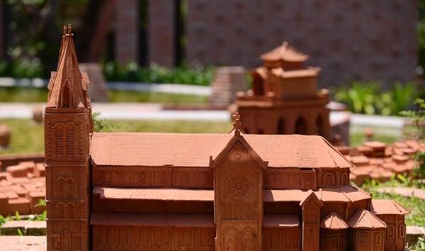 Nhà thờ Đức Bà của Thành phố Hồ Chí Minh cũng xuất hiện.