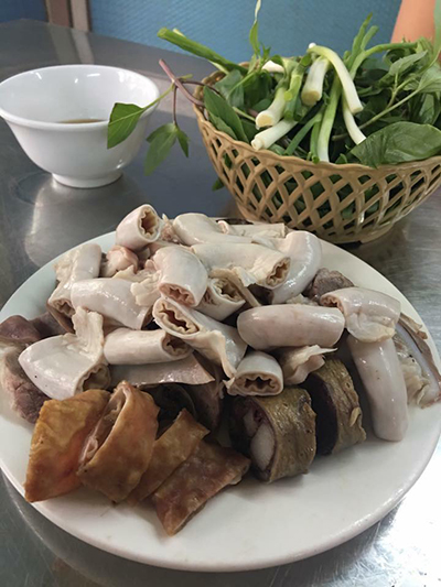 Đĩa lòng luộc Hà Nội đầy đặn có giá từ 100.000 đồng