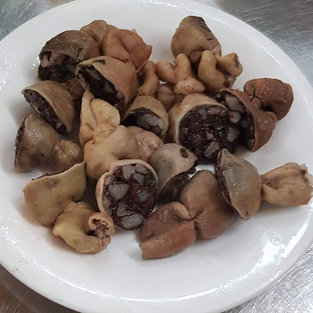 Phần đầu của dồi được nhiều người thích ăn khi thưởng thức lòng luộc Hà Nội