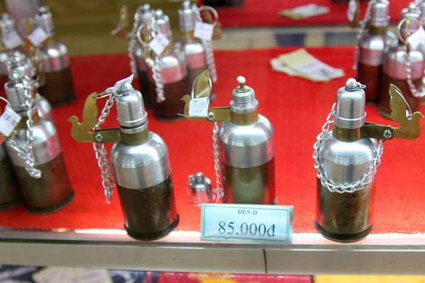 Những vỏ đạn đủ mọi kích thước dùng chế tác hàng lưu niệm Củ Chi