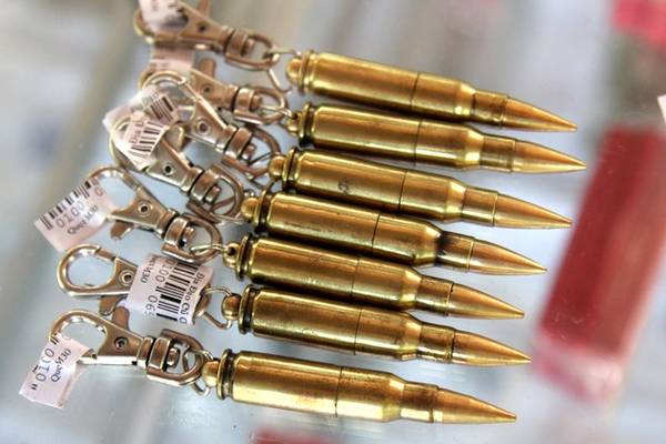 Những chiếc móc chìa khóa độc đáo trong hàng lưu niệm Củ Chi