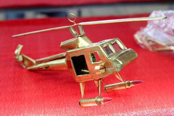 Đặc biệt nhất là mô hình chiếc máy bay trực thăng được gia công chi tiết và khéo léo có giá 350.000 đồng/chiếc