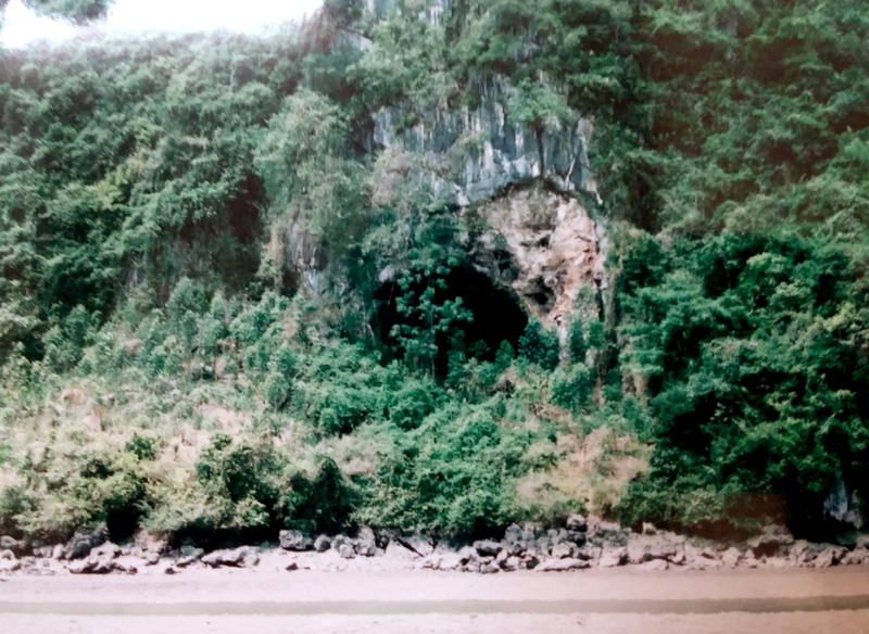 Hang Nhà Trò Vân Đồn nhìn từ bên ngoài. Ảnh: Báo Quảng Ninh.