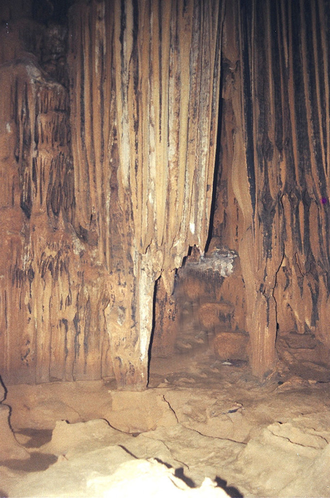 Những nhũ đá trông như rèm pha lê tại Hang Nhà Trò Vân Đồn. Ảnh: Báo Quảng Ninh.
