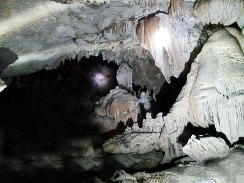 Không gian rộng bên trong Hang Nhà Trò Vân Đồn. Ảnh: Báo Quảng Ninh.
